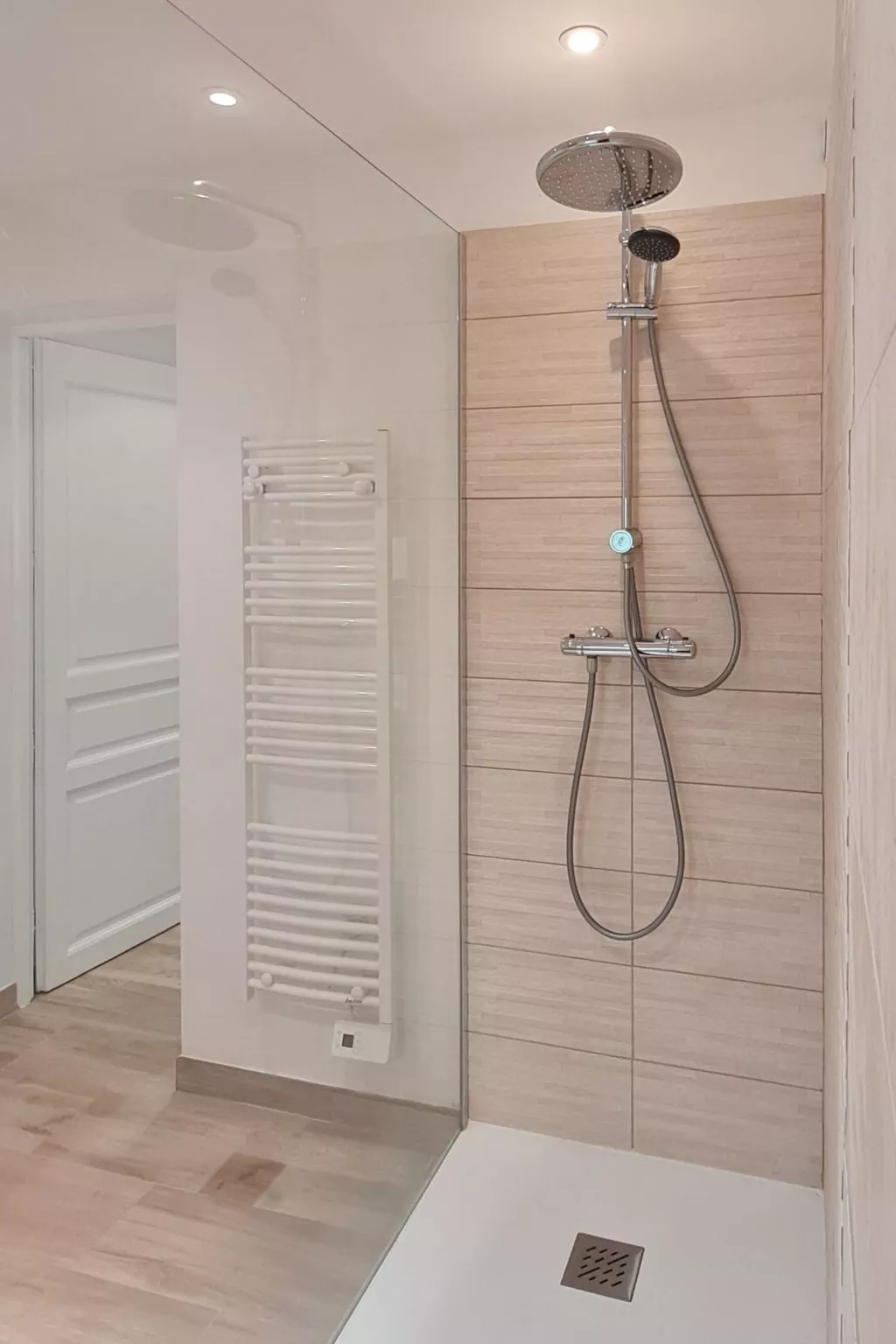 Im Herzen der Weinberge, schattige Terrasse umgeben von Grün, Pool - Binnen