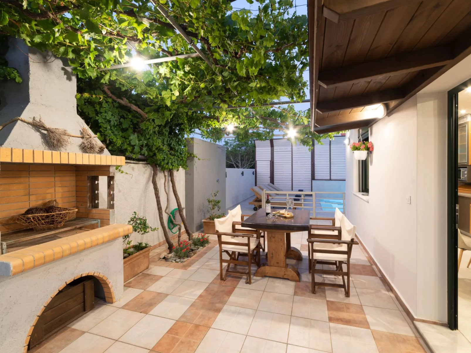 Luxuriöser Villenkomplex mit 14-16 Schlafzimmern in Strandnähe-Buiten