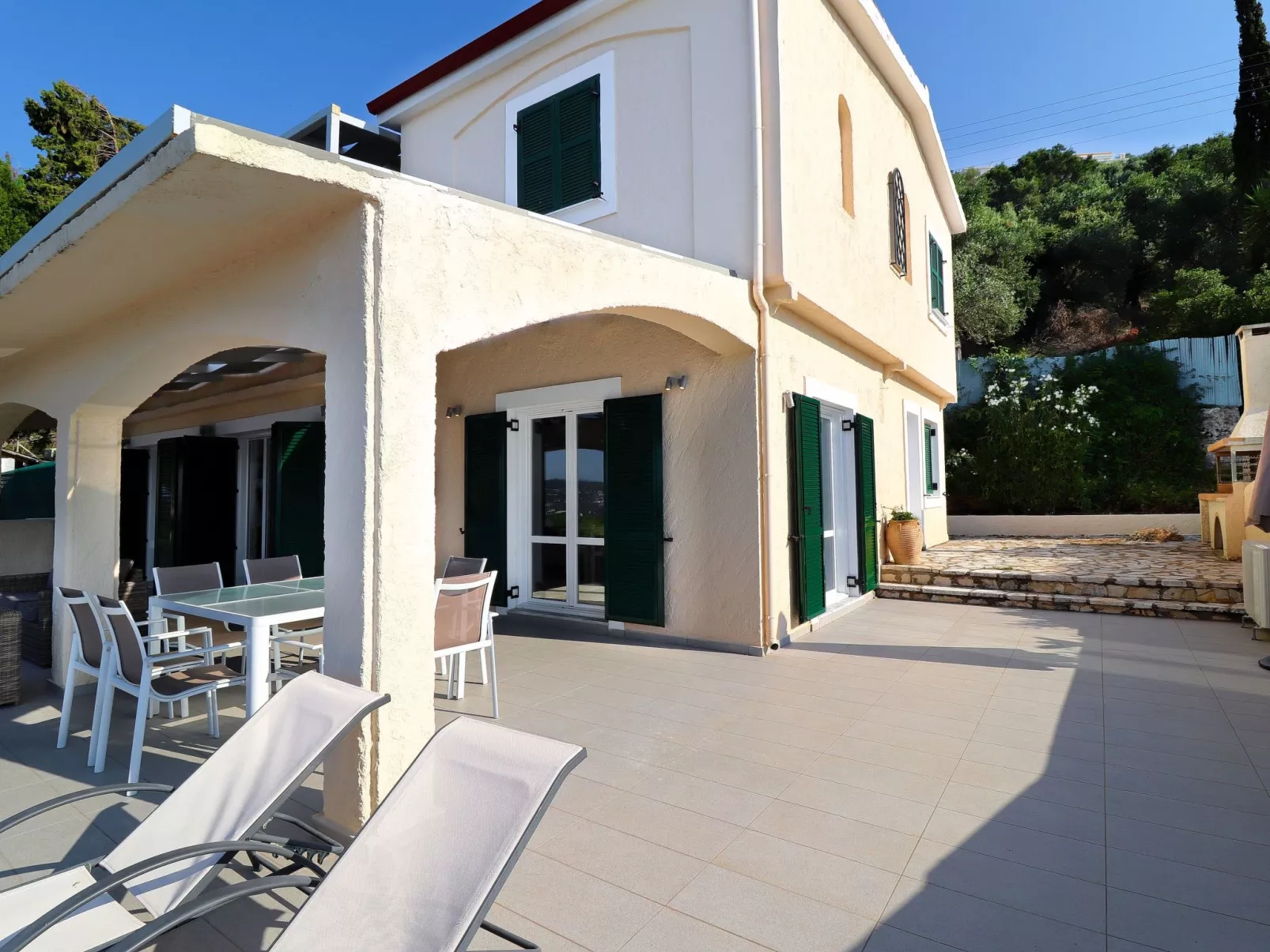 "Faiax" mit eigenem Pool-Buiten