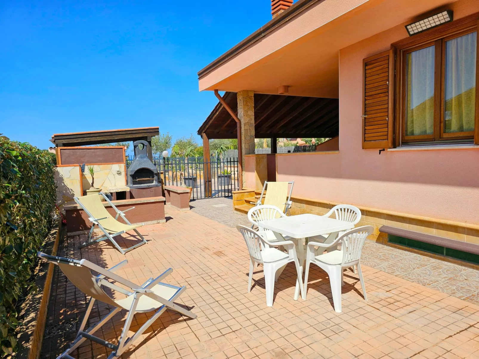 Helle mediterrane Villa mit Veranda und Garten-Buiten