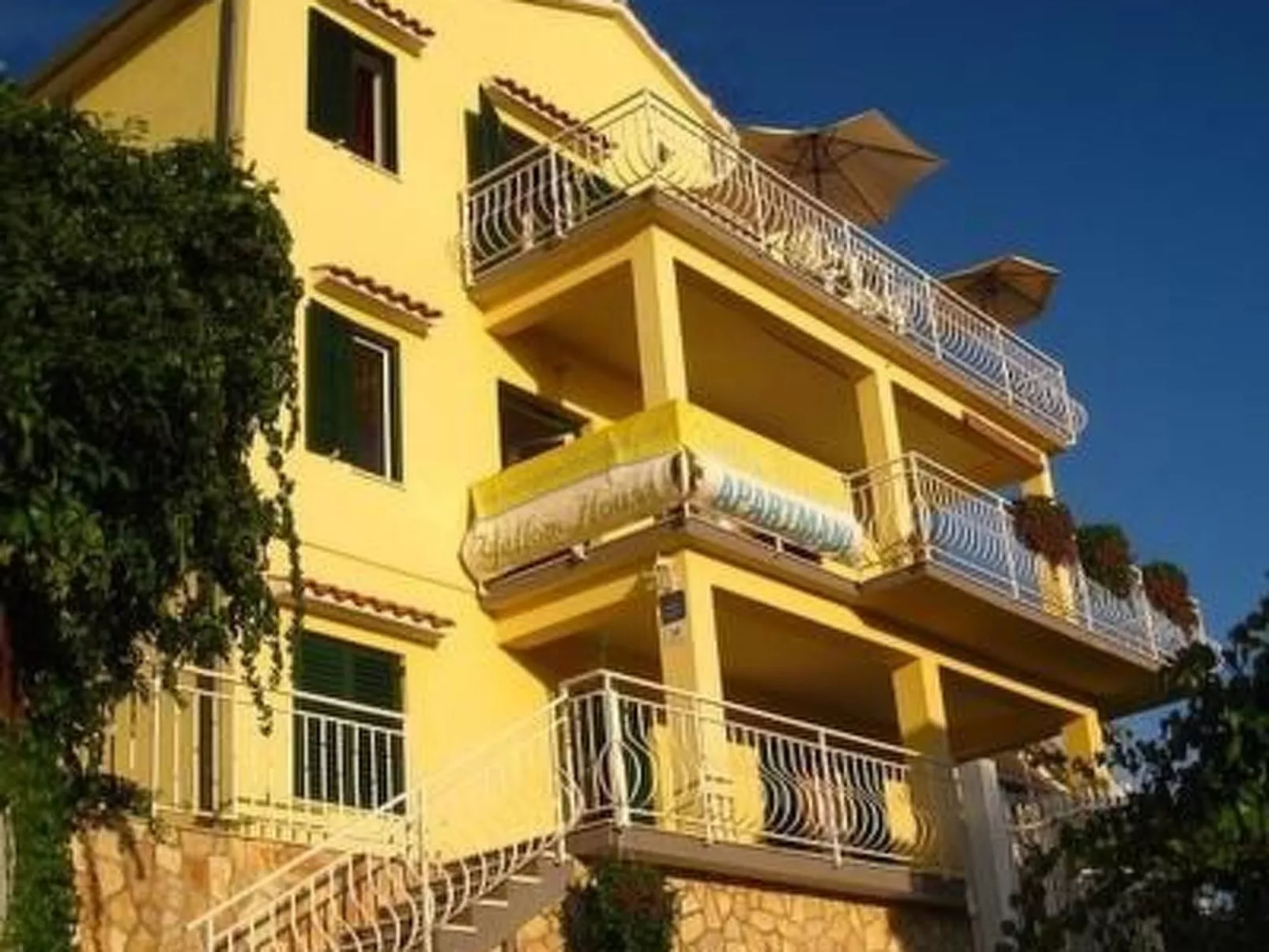 Trogir Yellow House A3-Image-tags.info