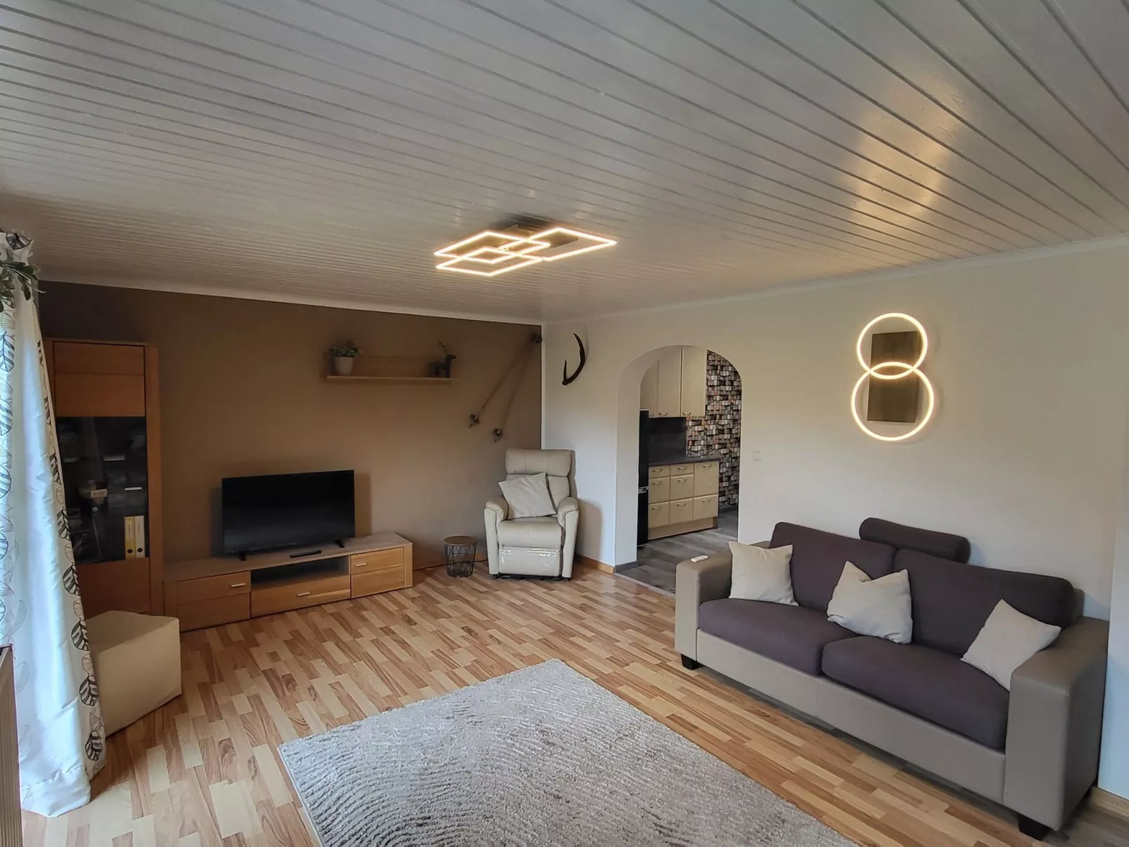 Geräumige Wohnung mit zwei Schlafzimmern und Balkon-Binnen