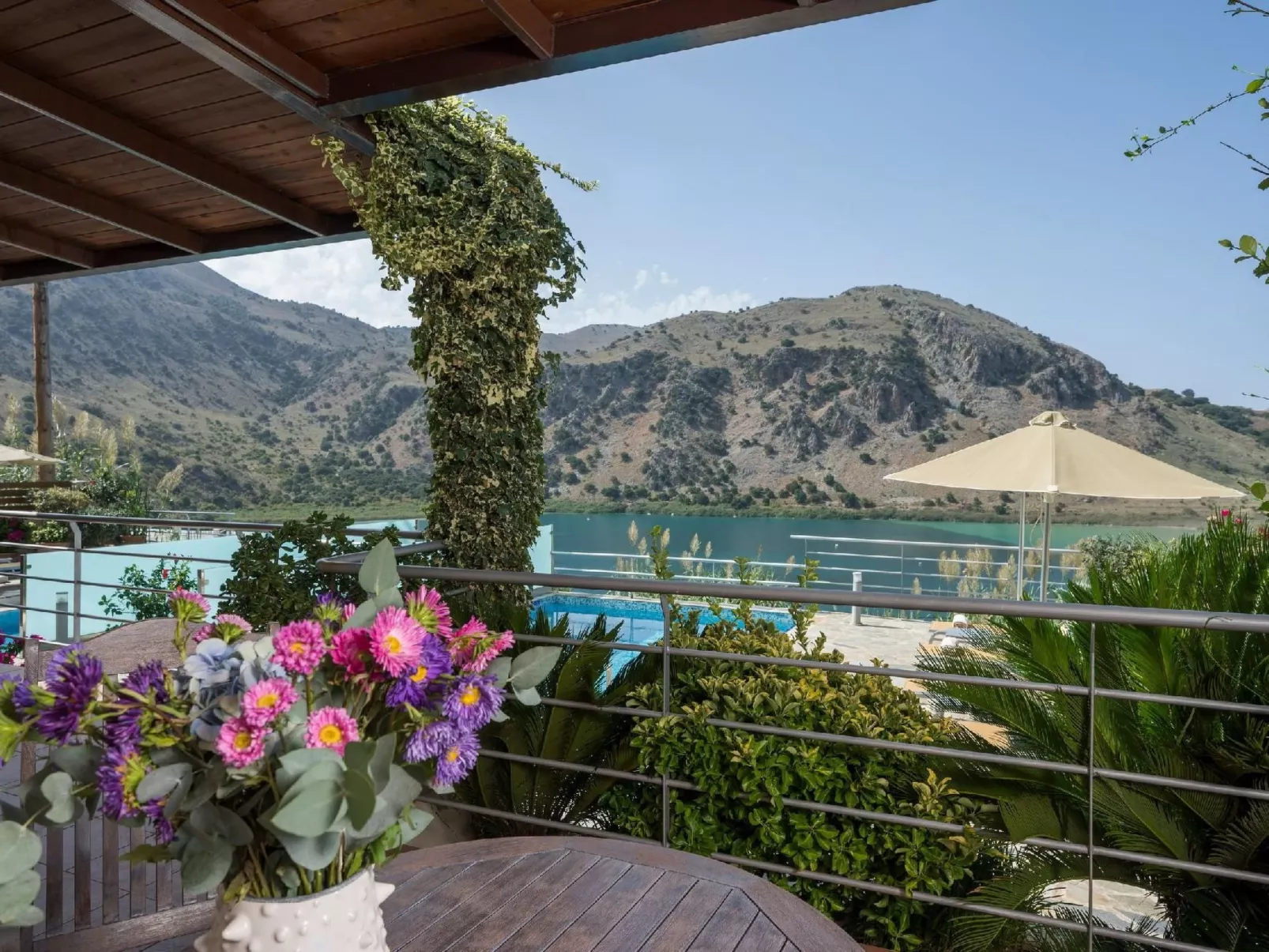 Wunderschöne Villa mit Seeblick und Pool in der Nähe von Restaurants-Image-tags.info