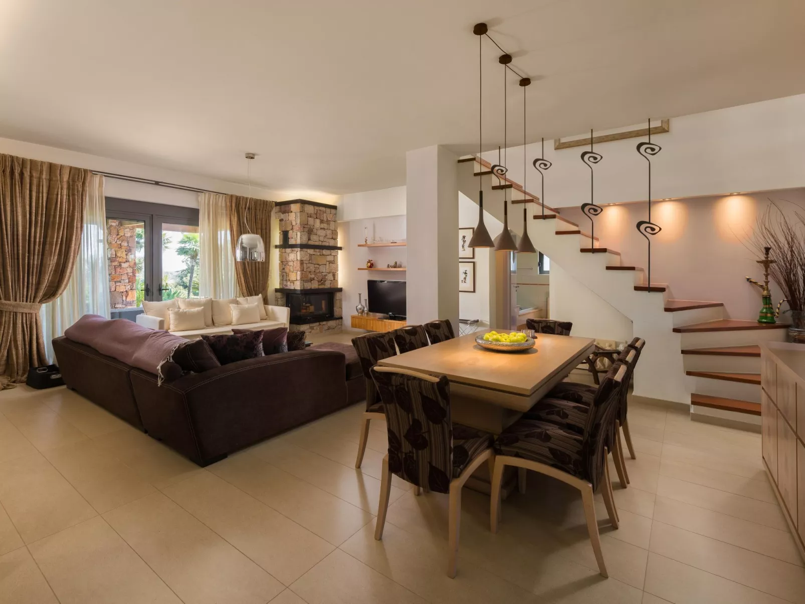 In Sgourou mit Parkplatz, Blick ins Grüne