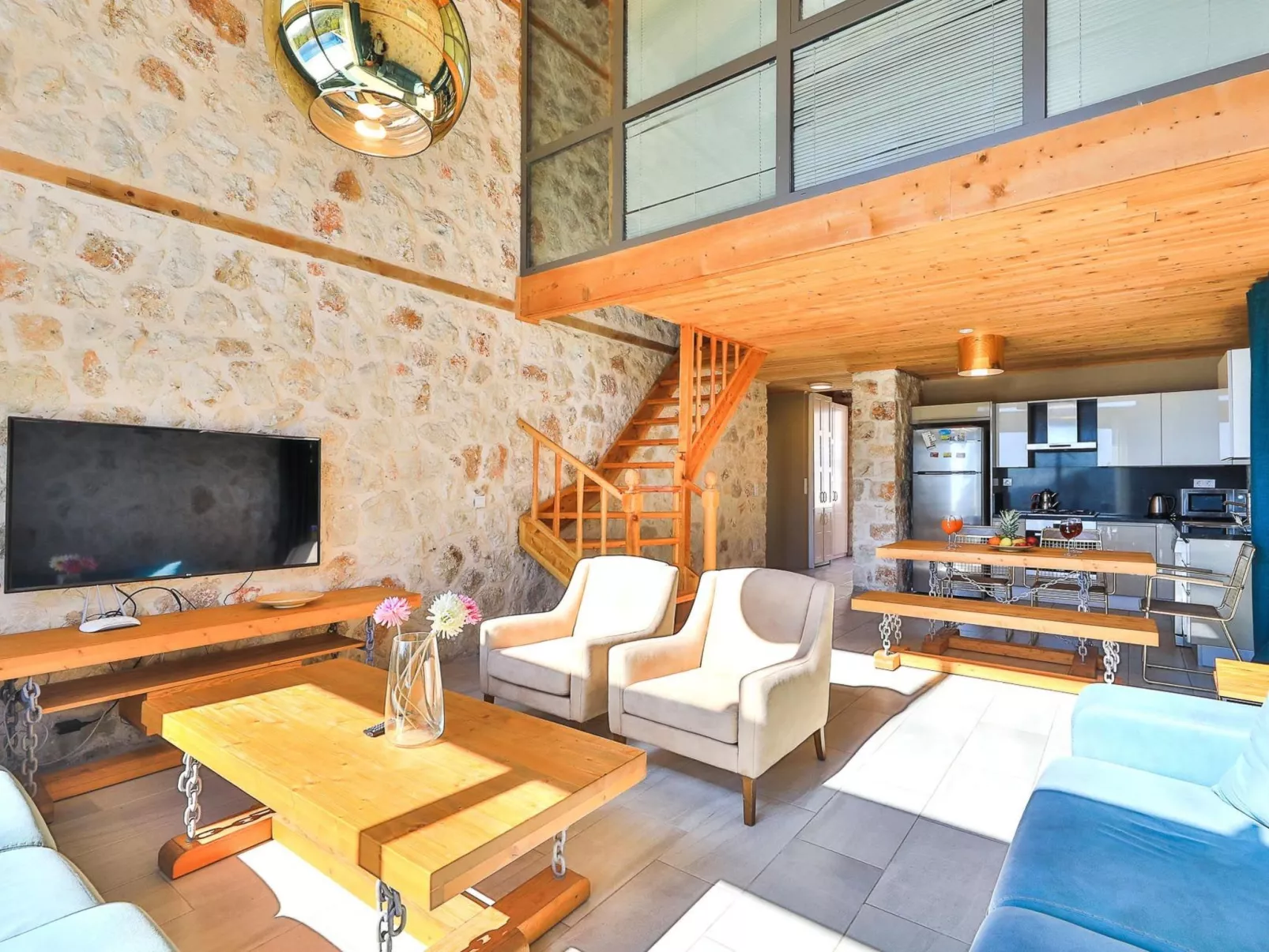 Traditionelles Natursteinhaus mit Sichtschutzpool-Binnen