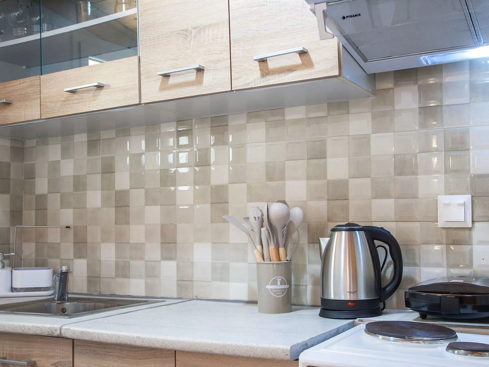 Berge und die ikonische Landebahn des Flughafens Skiathos-Binnen