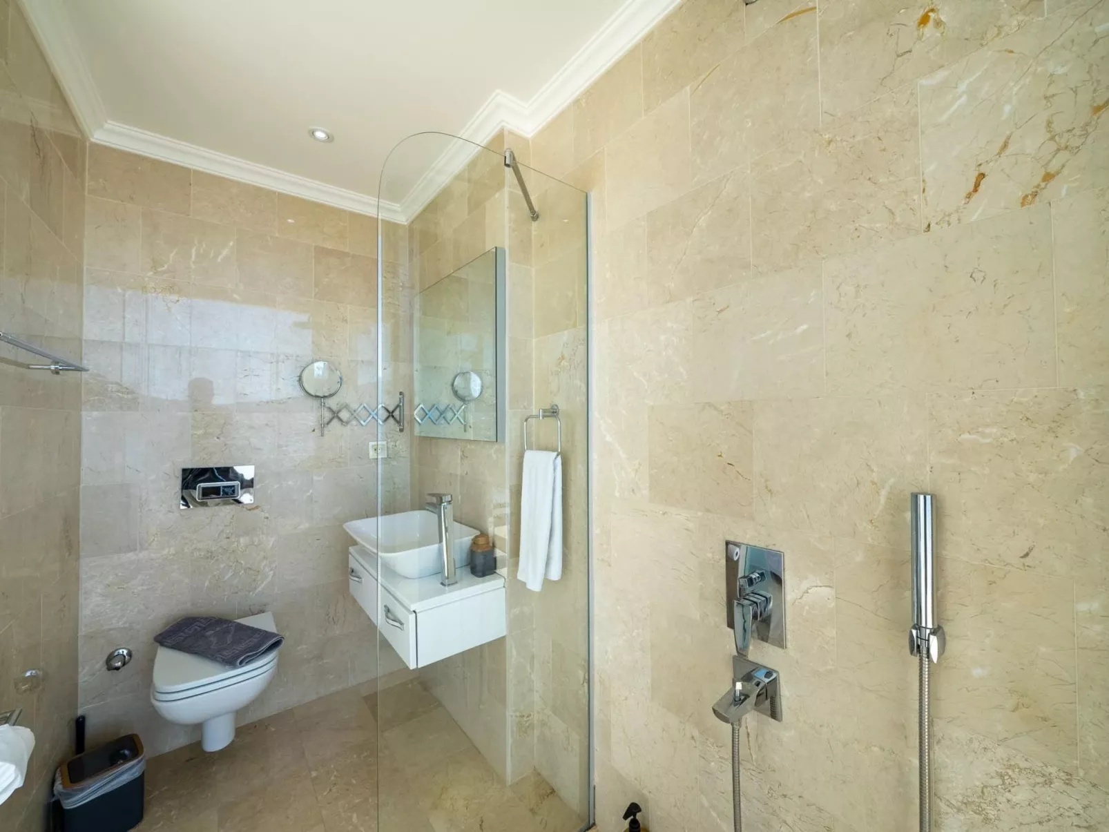 Große Villa direkt am Meer mit Infinitypool-Image-tags.info