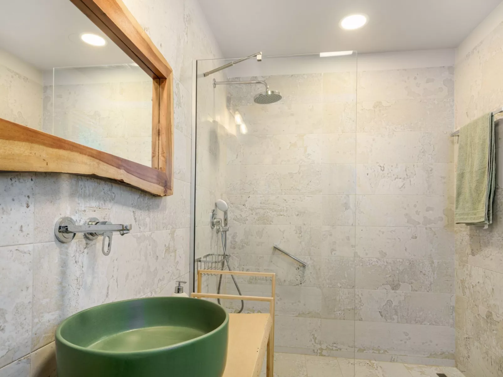 Neue Villa mit privatem Pool und BBQ, 2.5km zum Strand-Binnen