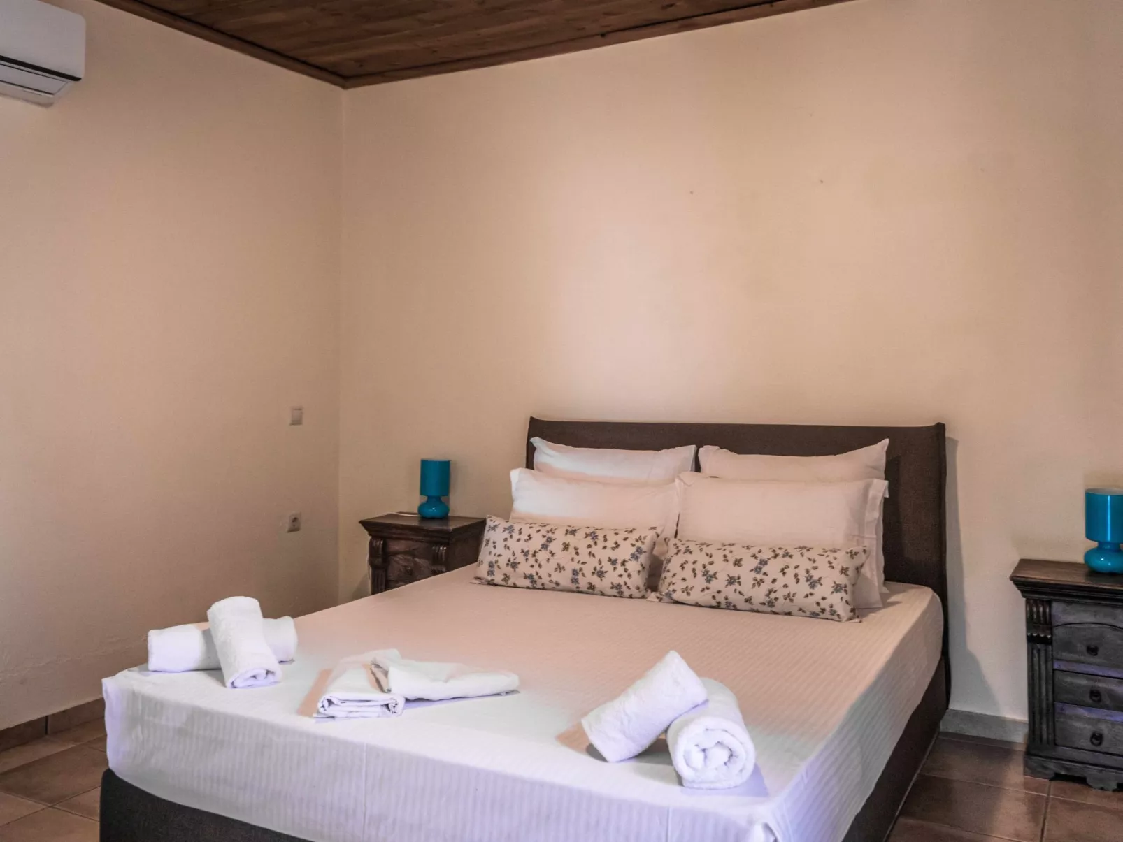 Niriides Villas_ Thetis_ 3-Schlafzimmer privater Pool-Binnen