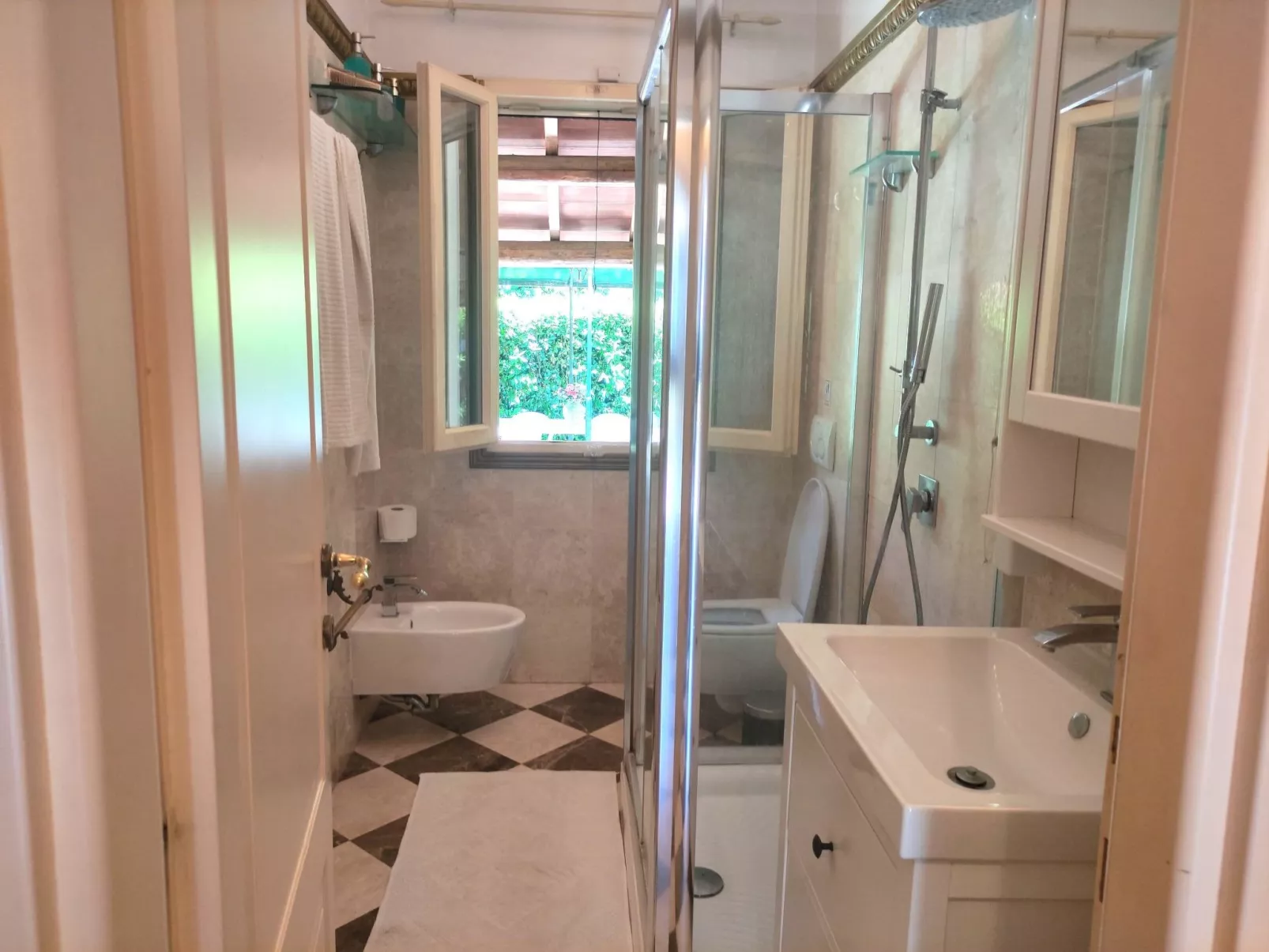 Villa mit schönem Gartne und Sonnenterrasse-Binnen