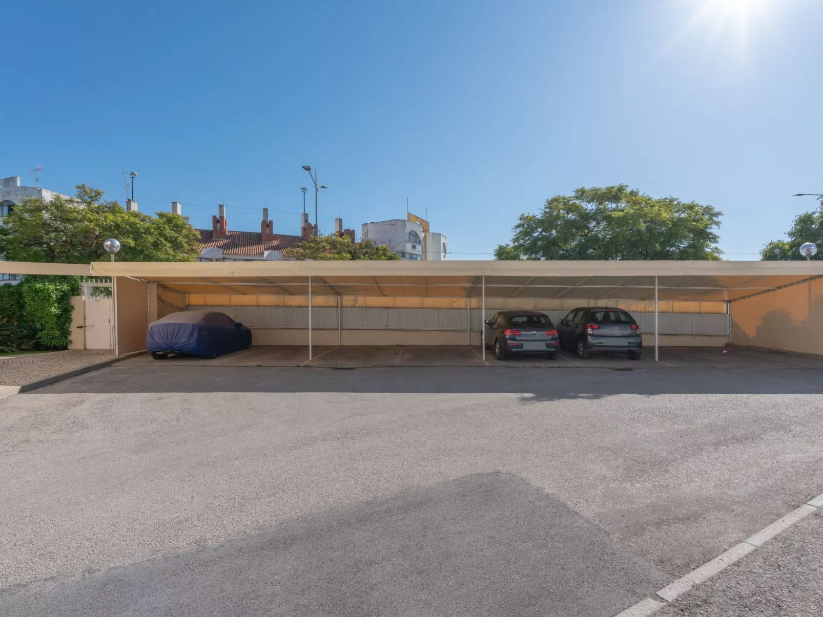 Wohnung mit Terrasse und 2 Schwimmbecken-Buiten