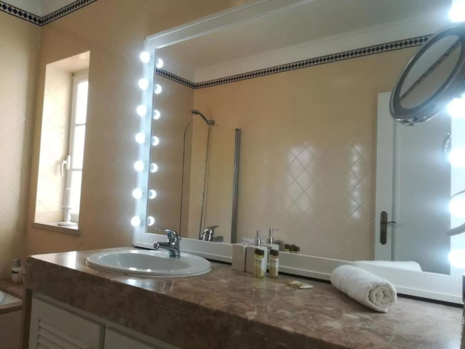 Golf, Pinienwald mit Pool-Image-tags.info