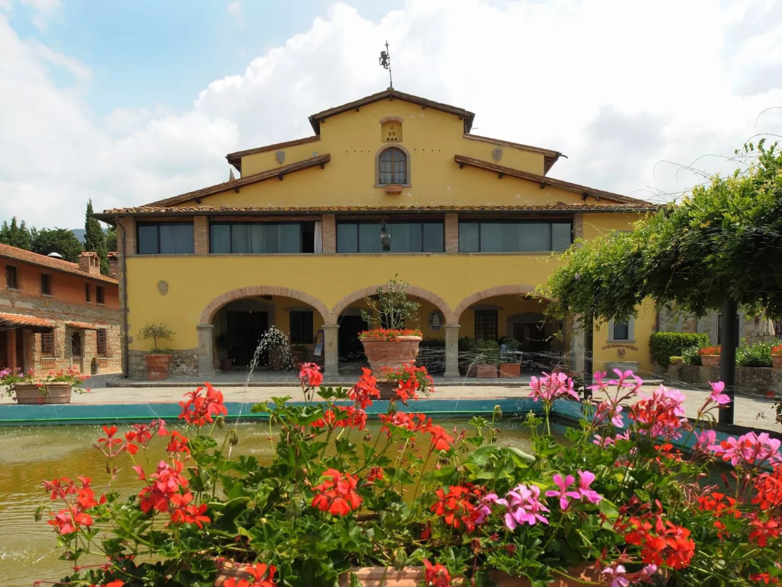 Unterkunft in einer Residenz mit Restaurant und Schwimmbad-Buiten