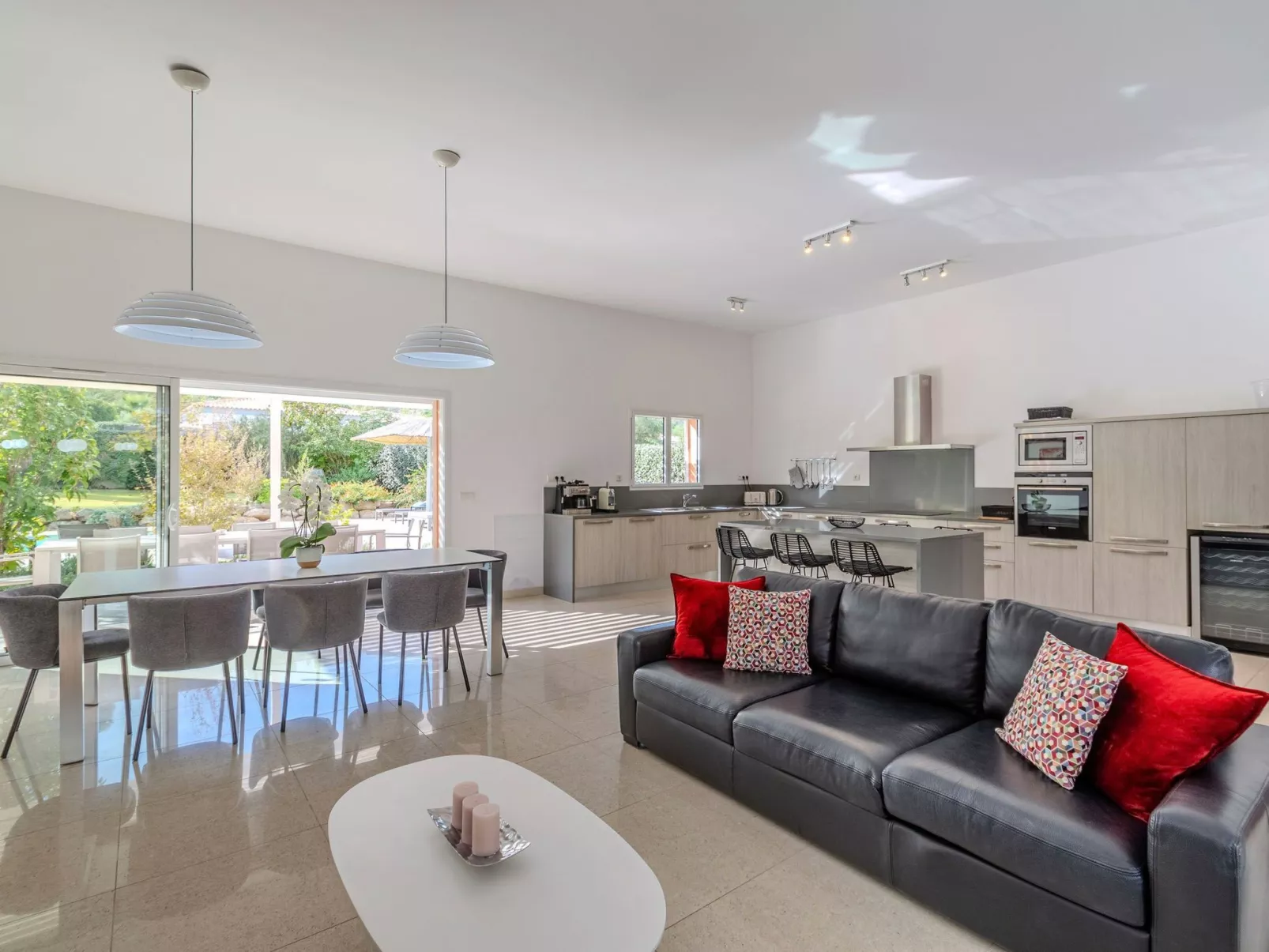 Villa 4 Schlafzimmer, privater Pool Garten und Parkplatz-Binnen