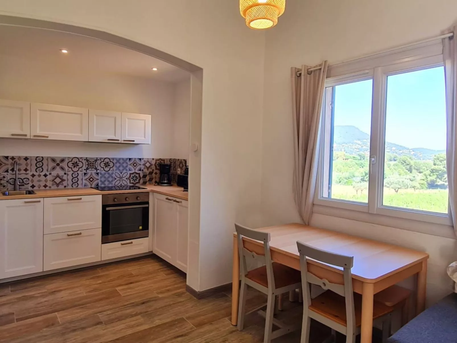 Im Herzen der Weinberge, schattige Terrasse umgeben von Grün, Pool - Binnen