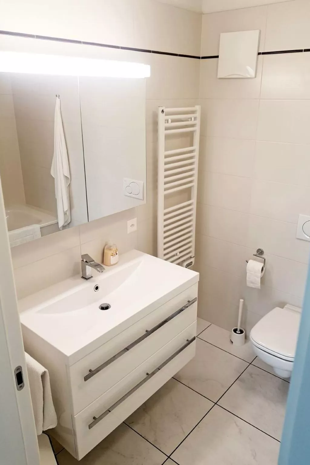 Modern Lake Suite Apt. 605-Binnen