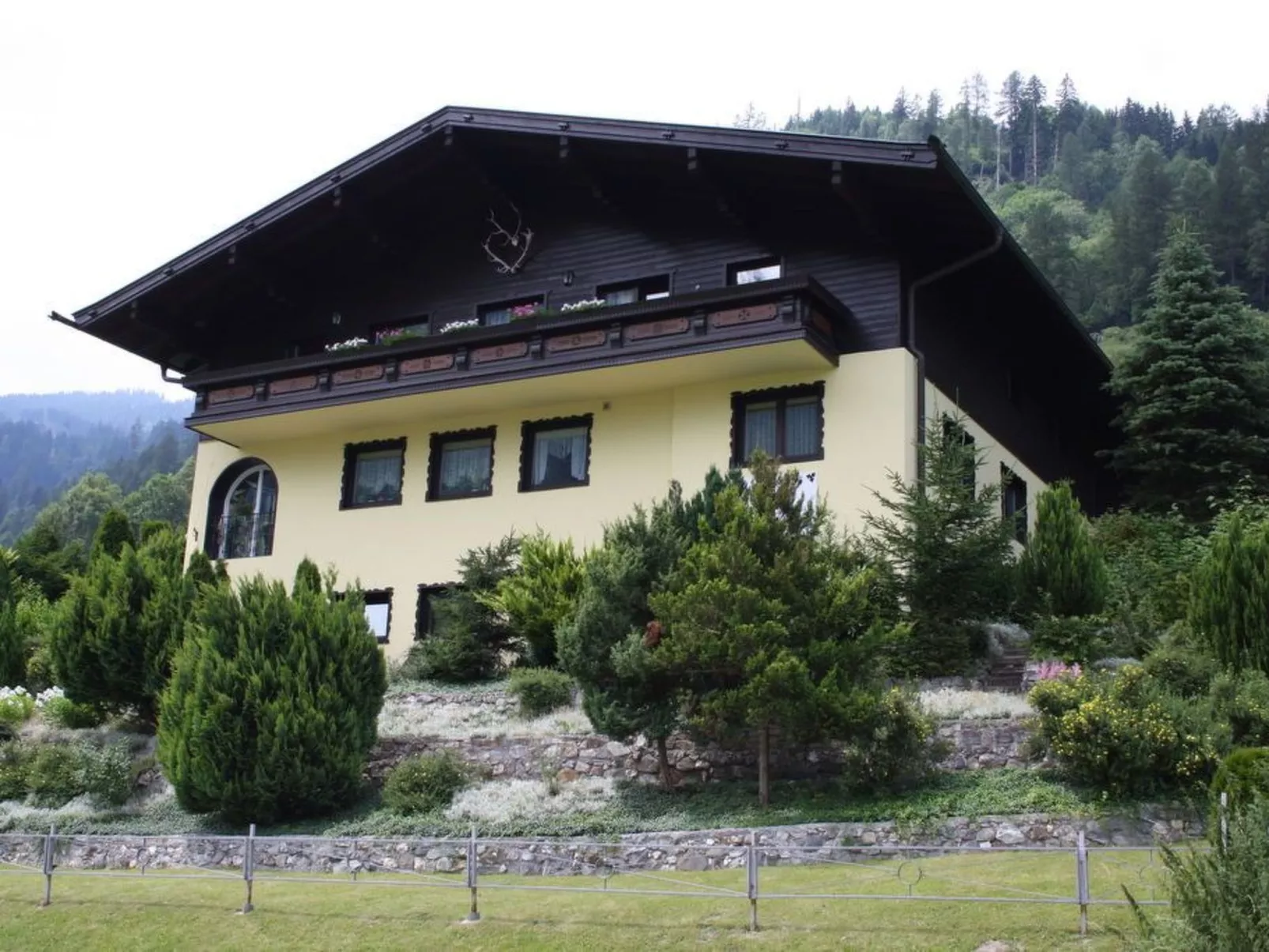 Geräumige Wohnung mit zwei Schlafzimmern und Balkon-Image-tags.info