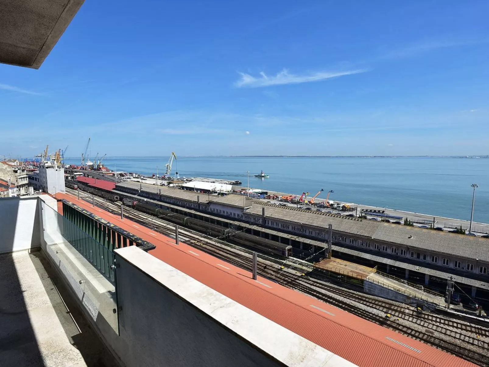 "Apolonia" mit Waschmaschine-Buiten