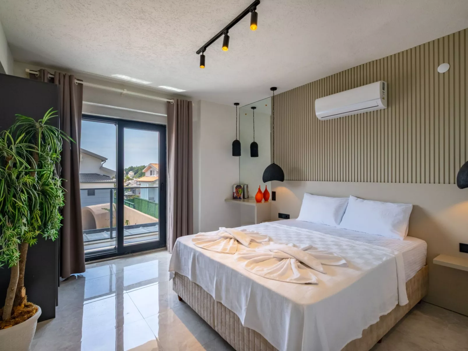 Elya 4-Image-tags.info