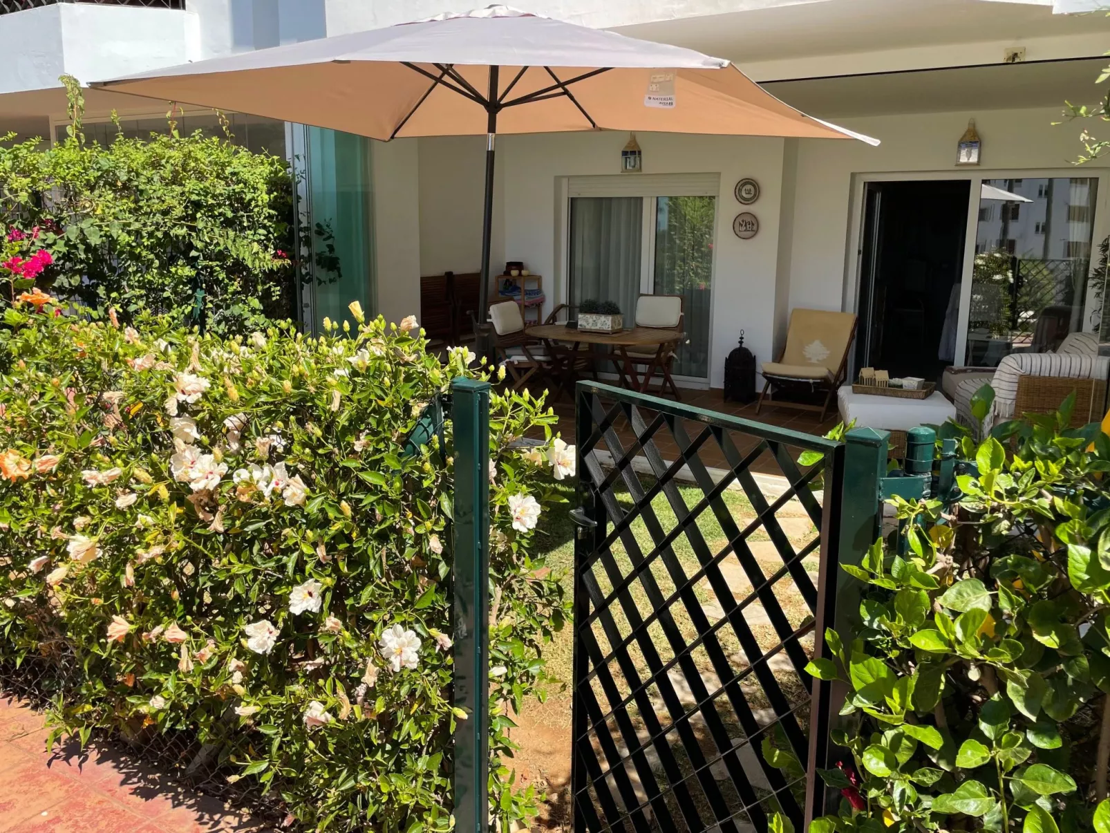 "Mi Capricho".-Buiten