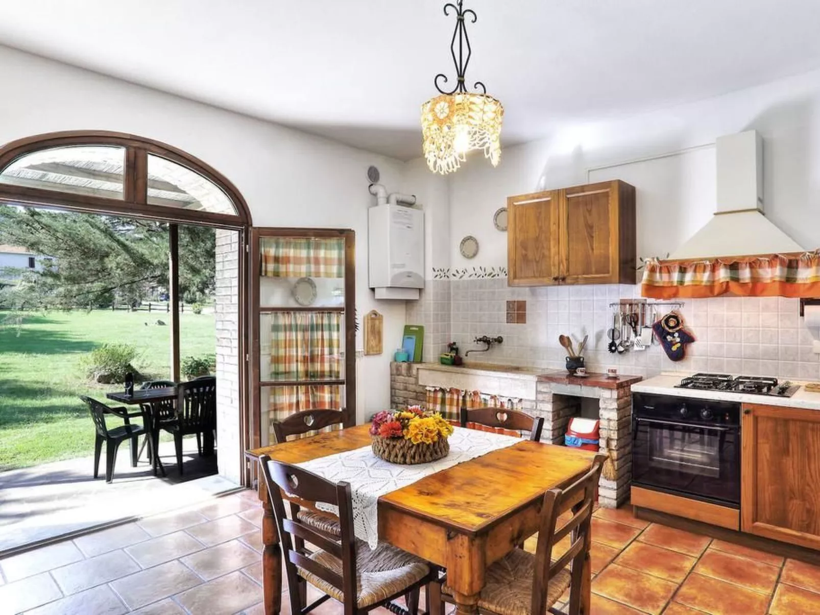 In Pomarance mit Großem gemeinsamem Pool-Binnen