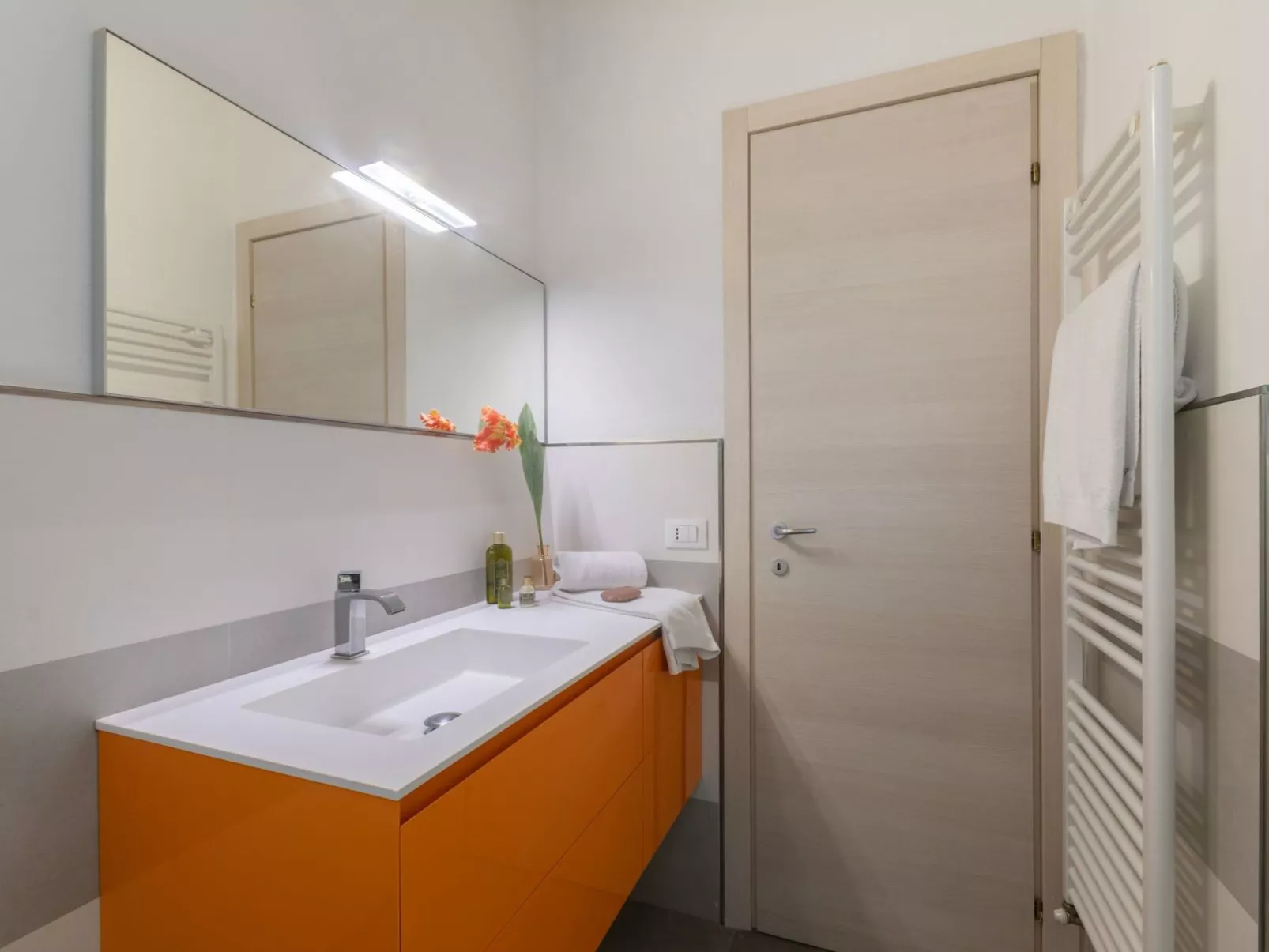 Modernes Haus mit Garten und privatem Parkplatz-Binnen