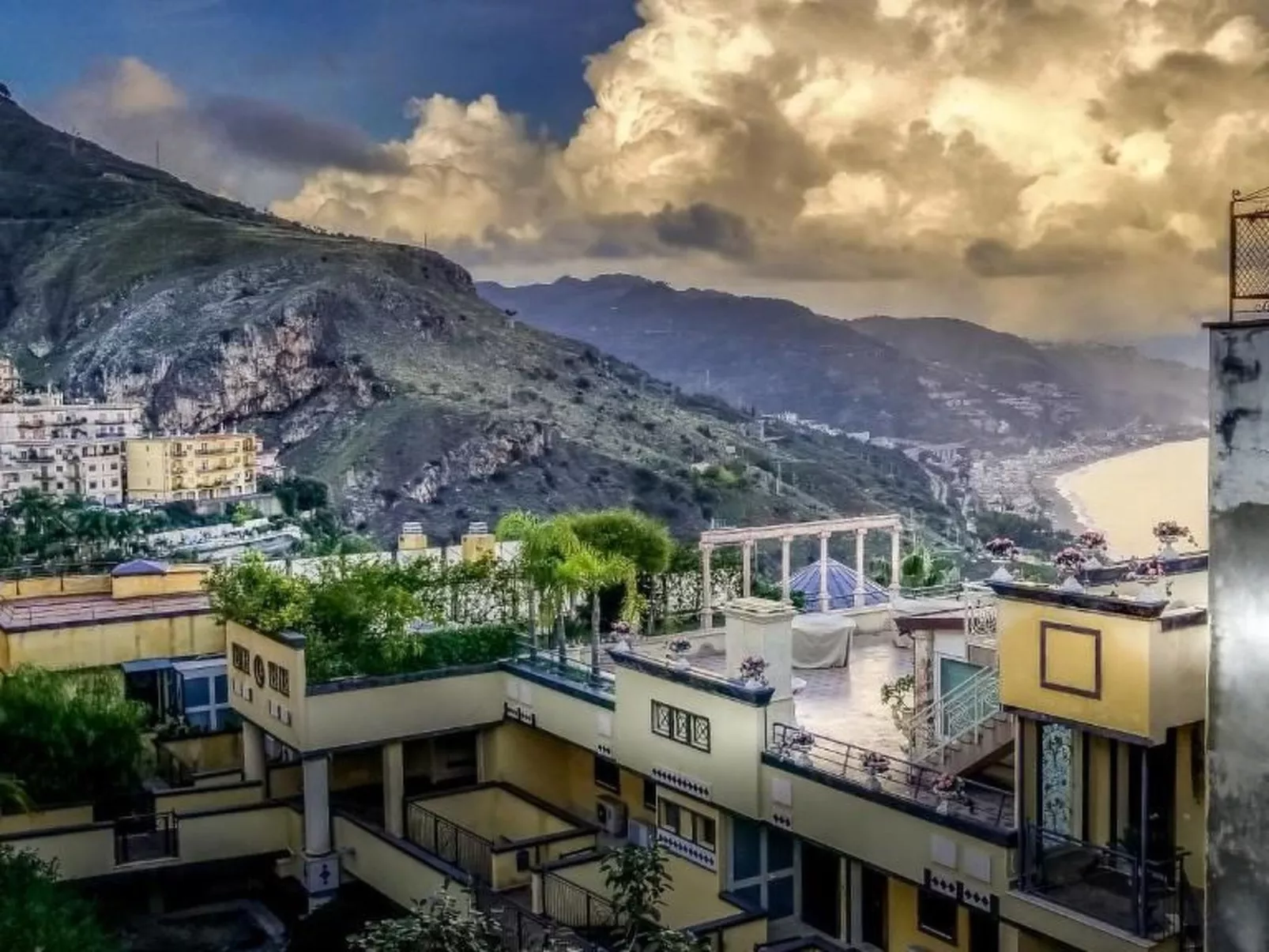 Das Haus des Großvaters in Taormina-Buiten