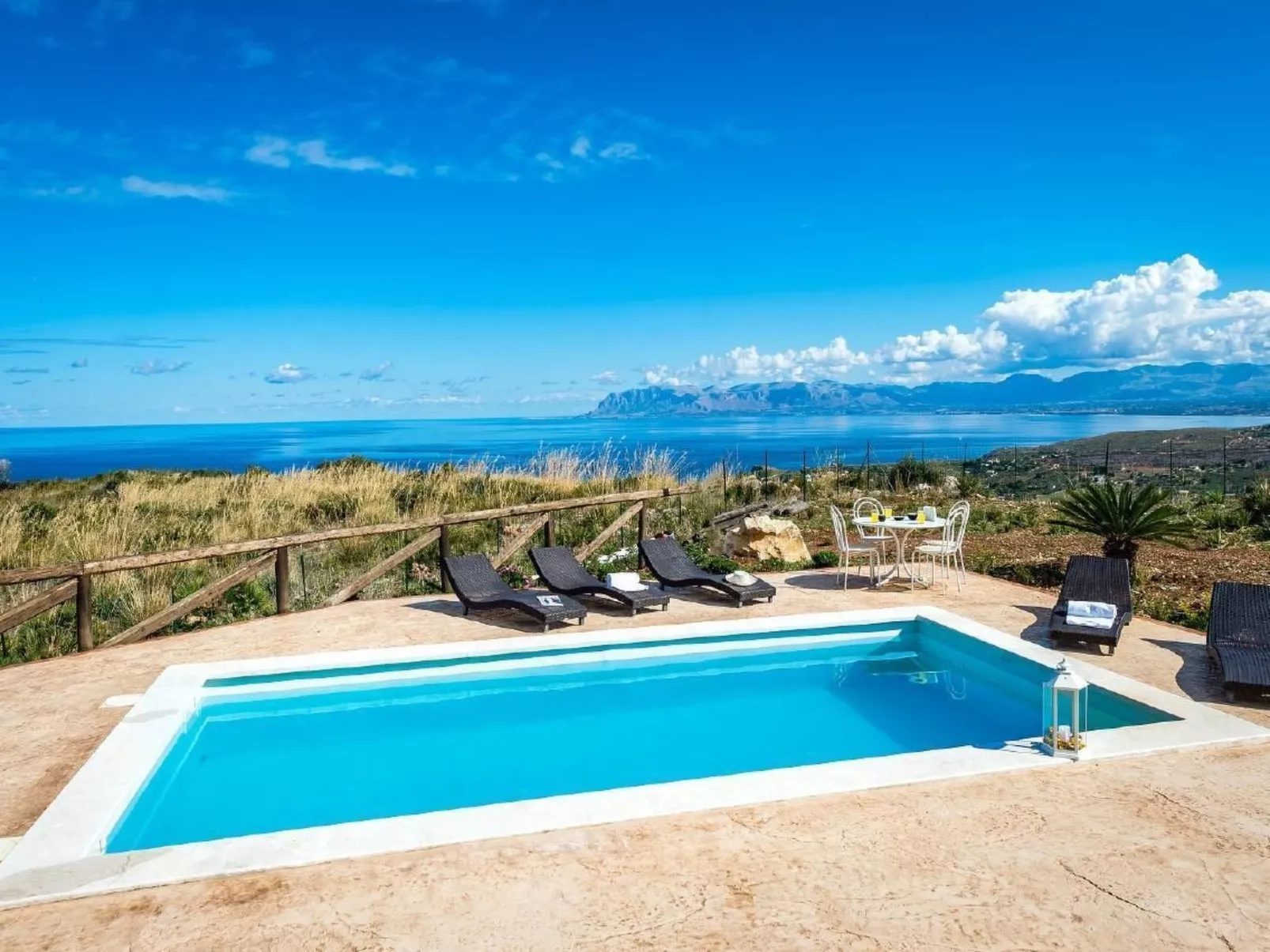 Villa "Rocchi Livreri" mit Blick auf das Wasser-Image-tags.info