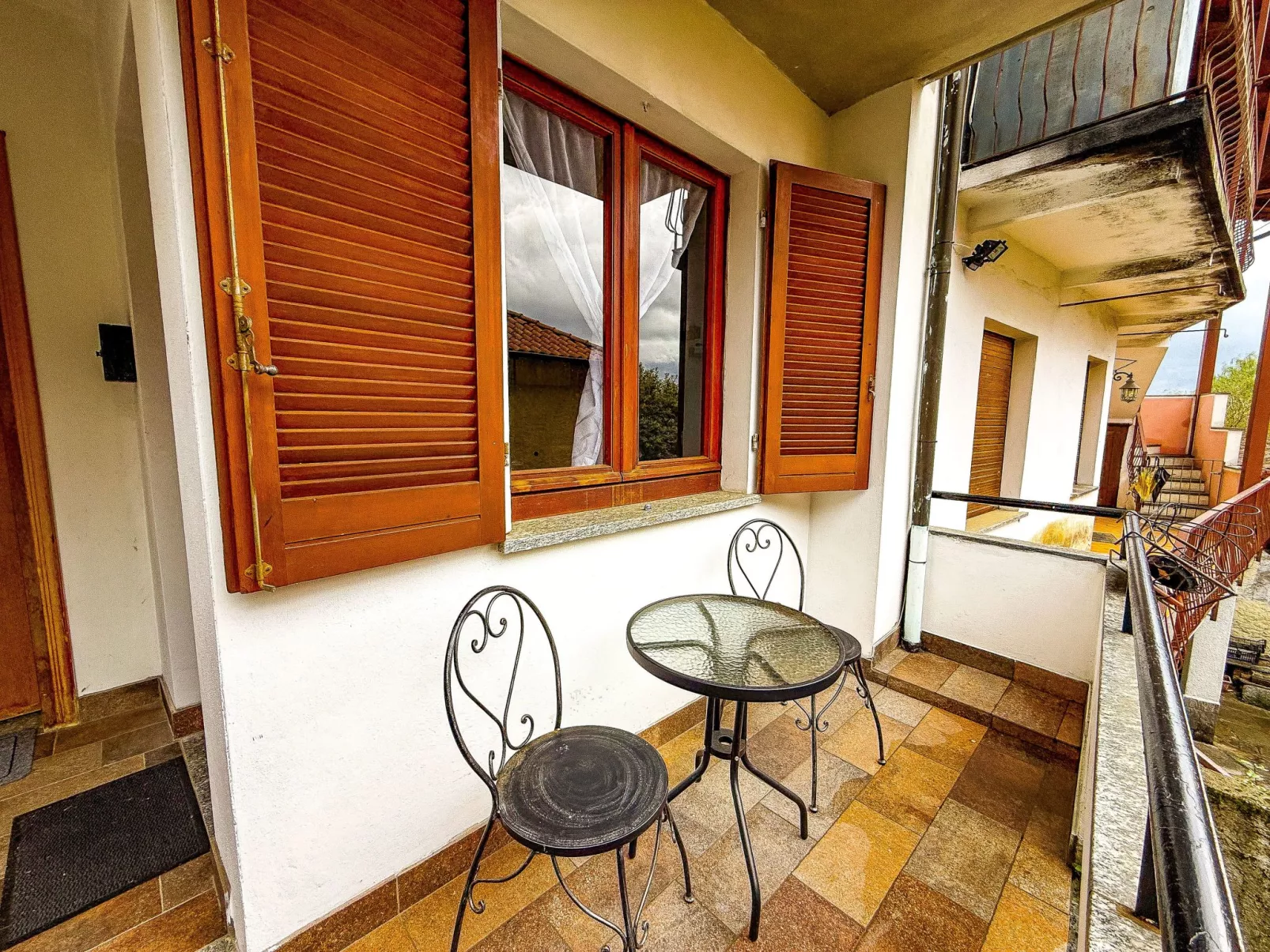 Neue moderne Seeüberdachung von Holiday World-Buiten