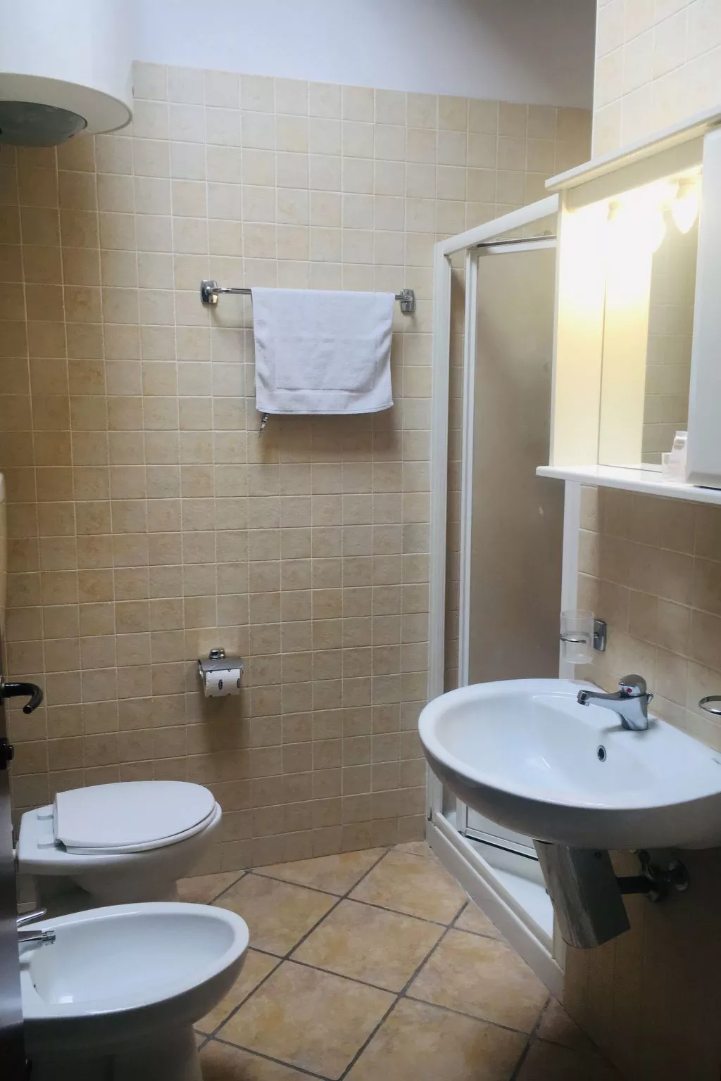 Wunderschöne Wohnung in Lido Di Spina mit Möbliertem Balkon-Binnen