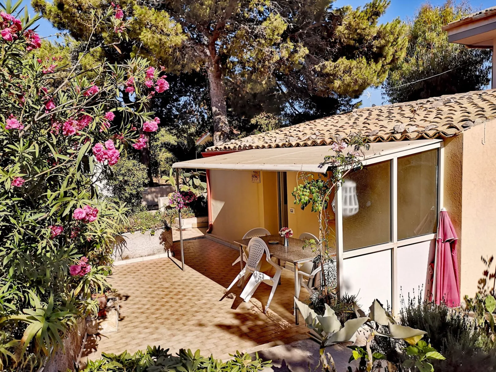 Kleines ruhiges Ferienhaus direkt am Meer-Buiten