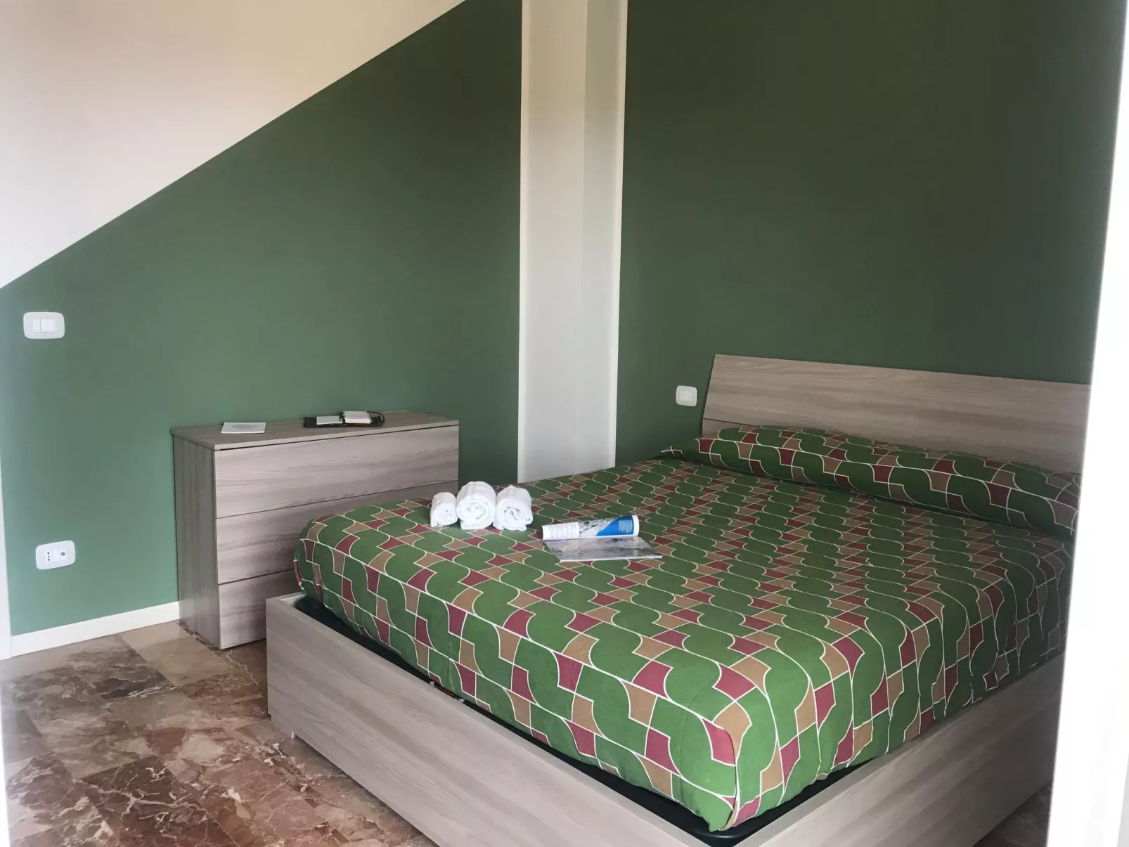 'White' mit Balkon-Binnen