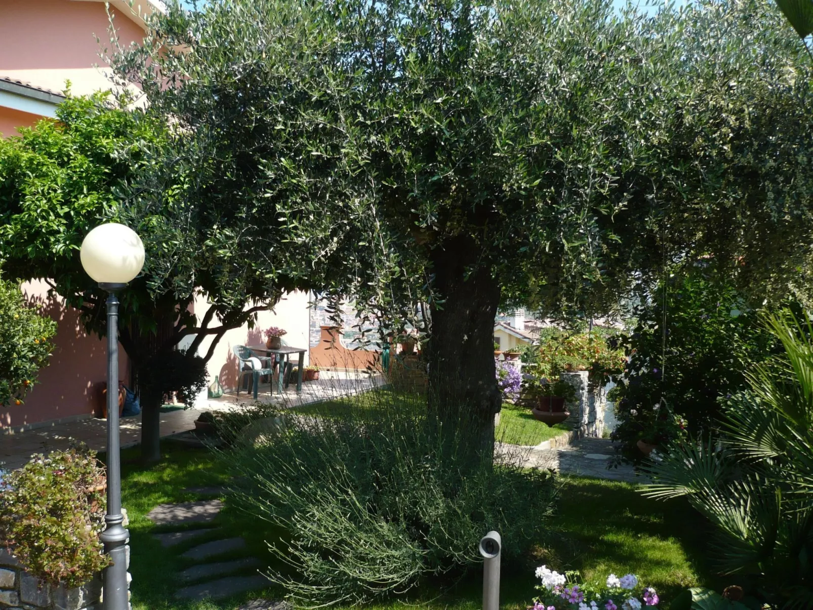 Zwei-Zimmer-Wohnung mit Meer- und Stadtblick-Buiten