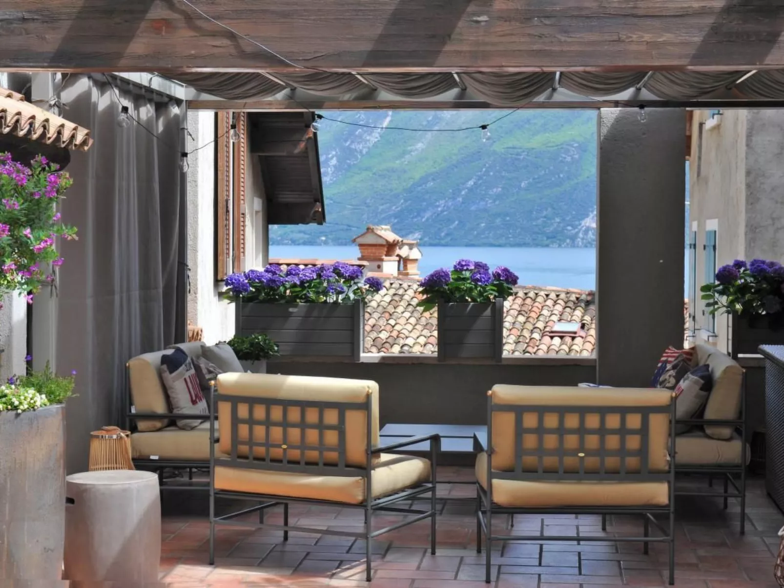 Große Wohnung in Limone Sul Garda mit Terrasse und Garten und Nah am Strand-Buiten