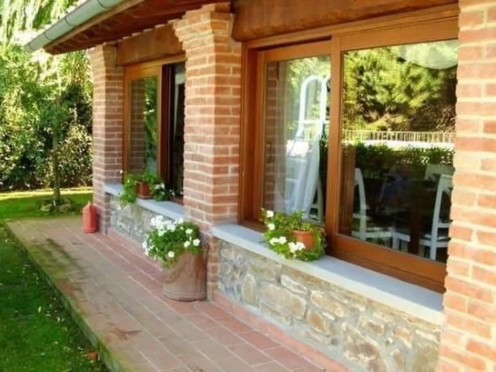 Gemütliches Ferienhaus mit Privatem Pool-Buiten