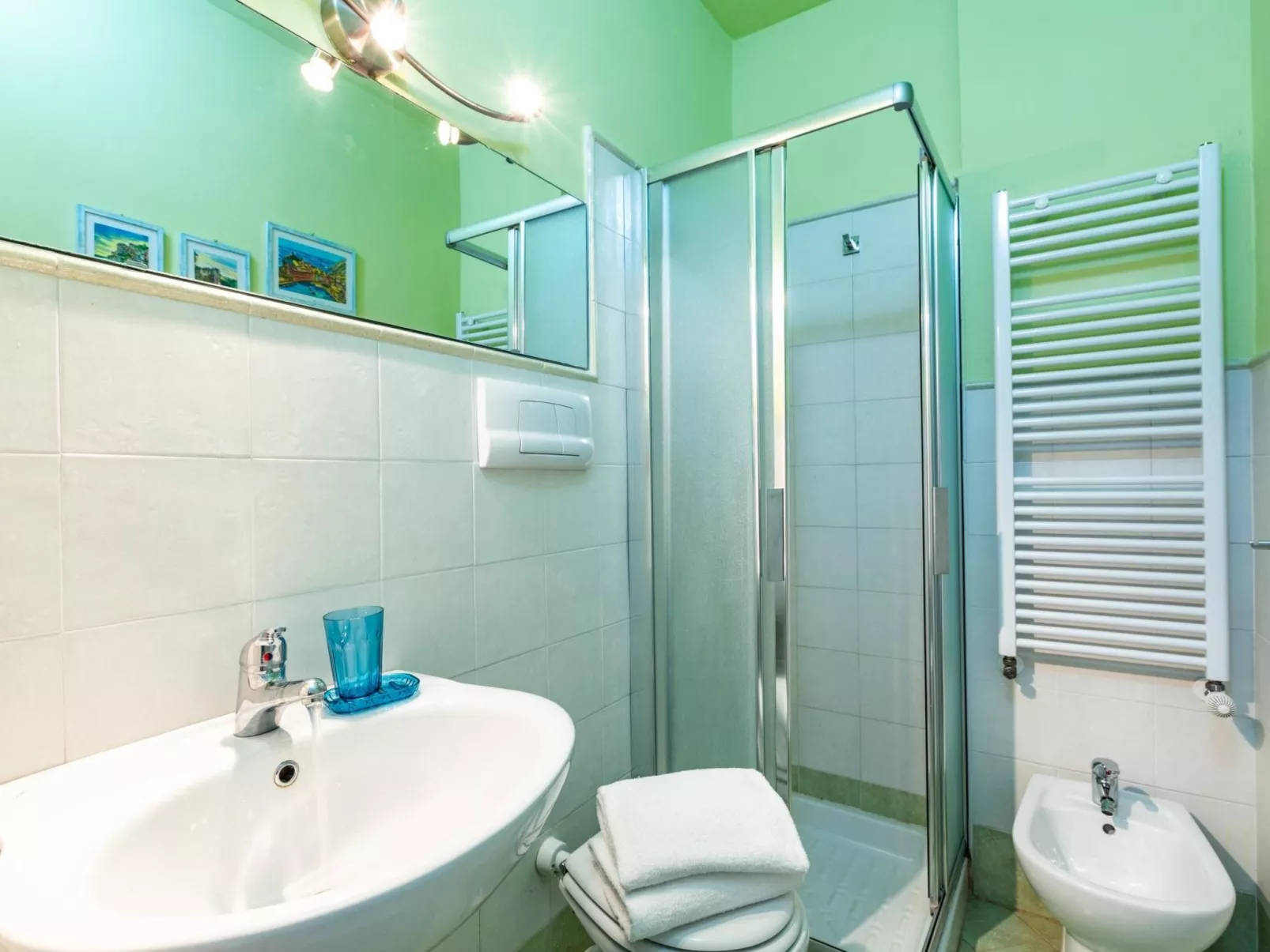 Wohnung mit separatem Eingang und kleinem privaten Innenhof.-Binnen