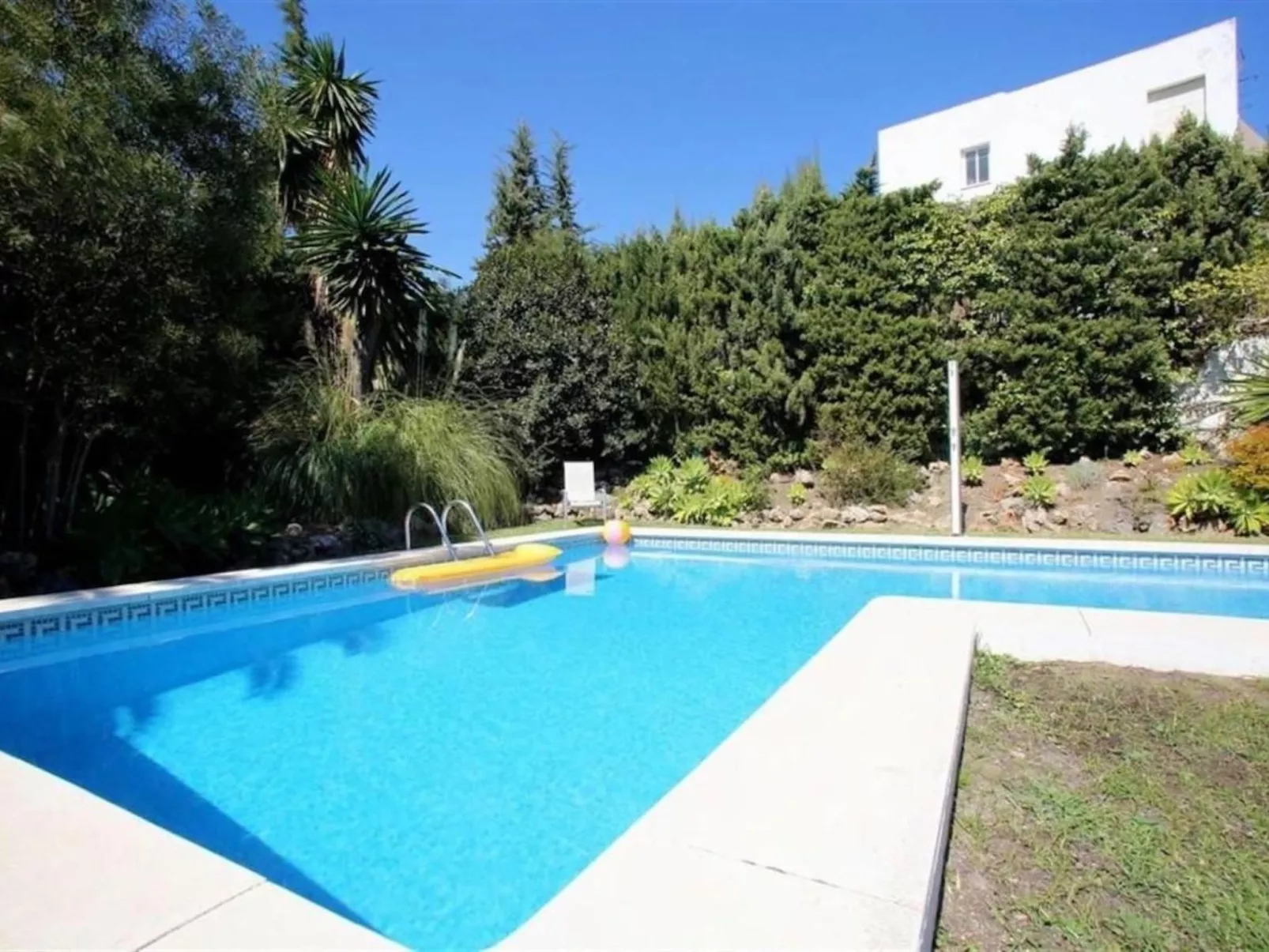 Schöne Villa, großer Pool und Garten-Buiten