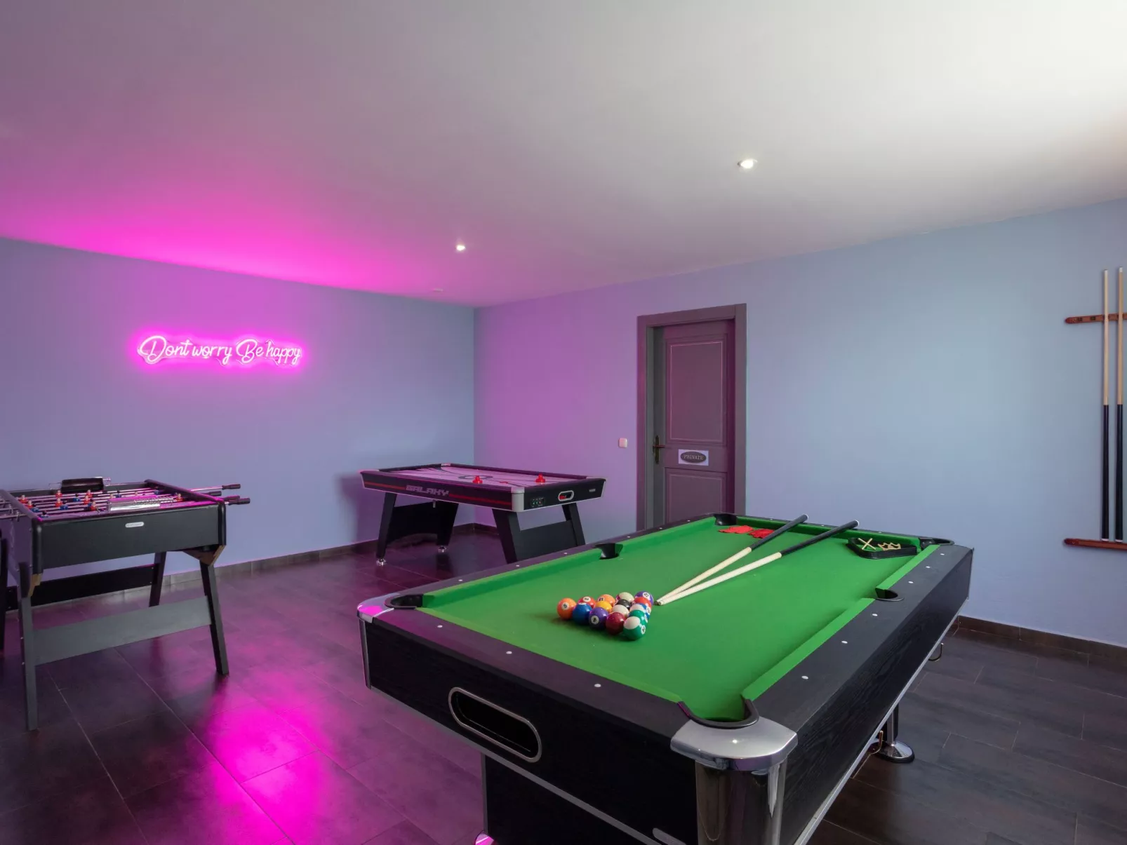 Spa-Spielzimmer mit Außen-Whirlpool und Schwimmbad-Binnen