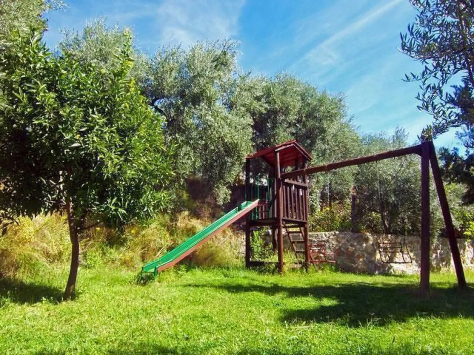 Gemütliches Haus in Anlage mit Schwimmbad in Válor - Buiten