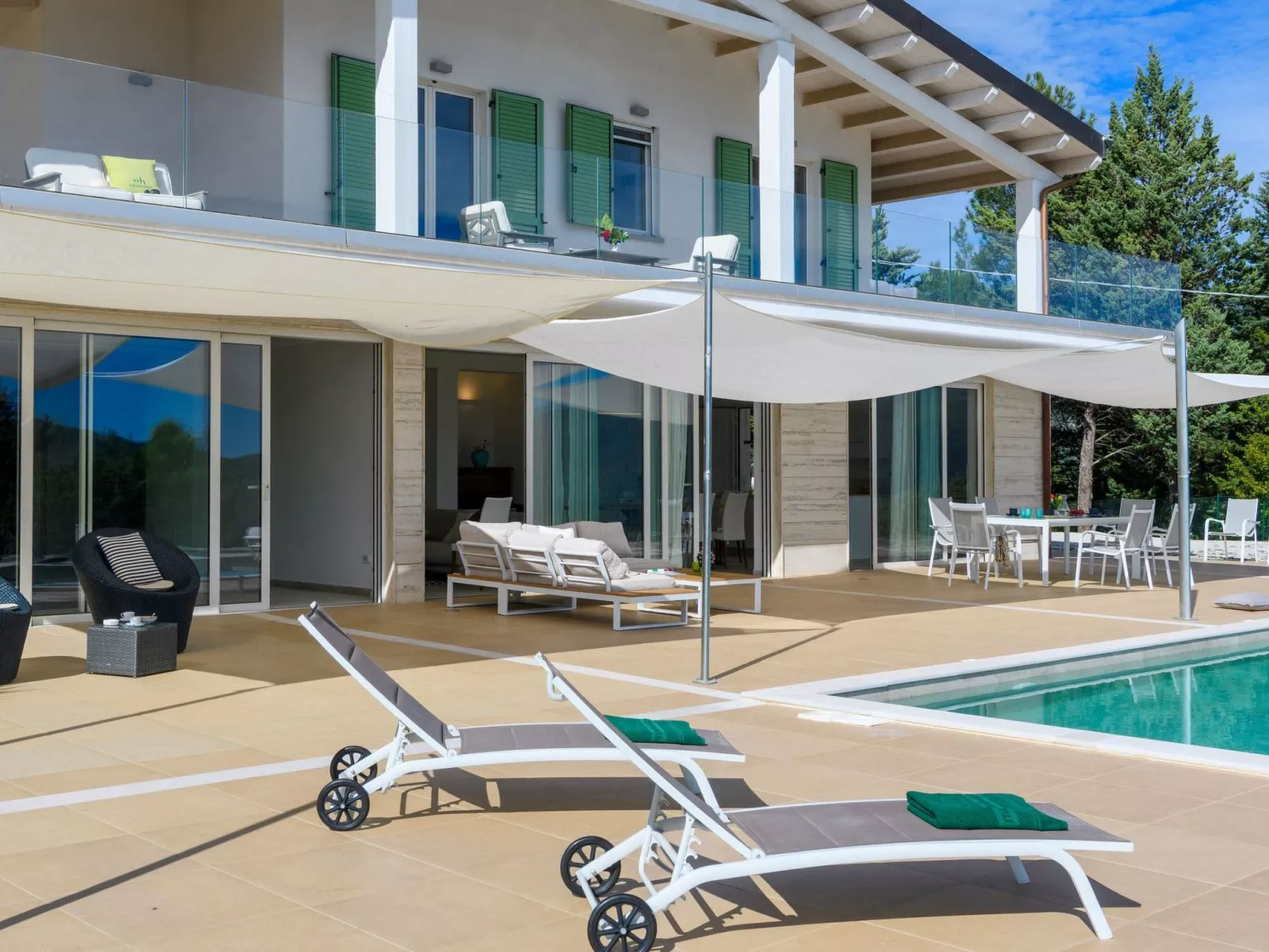 Villa Montefalcone, Außen- und Innenpool-Buiten