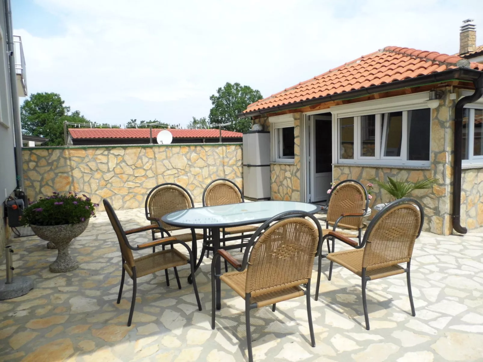 Neue und moderne, voll ausgestattete Wohnung-Image-tags.info