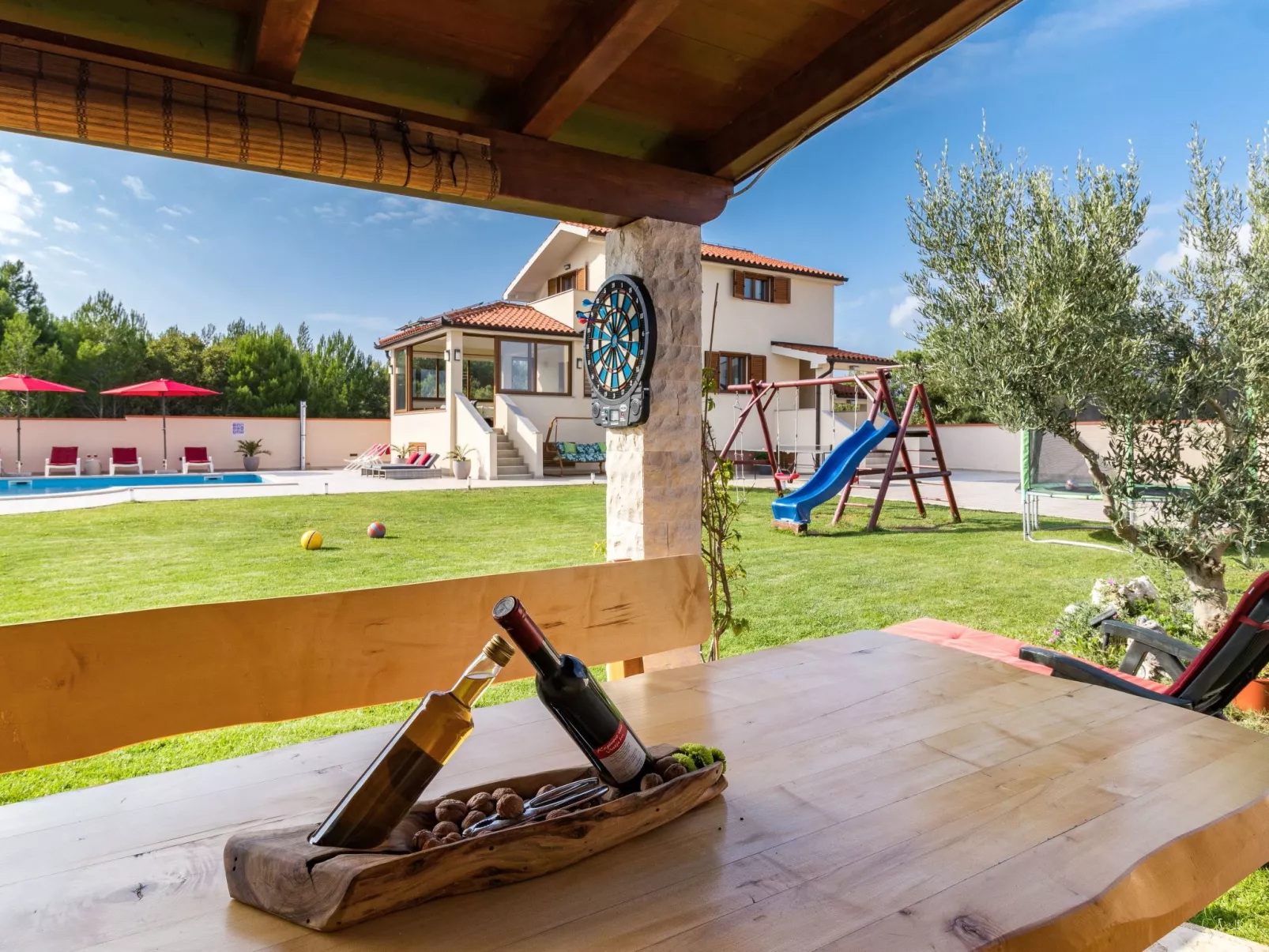 Nettes Ferienhaus in Pomer mit Privatem Pool-Buiten