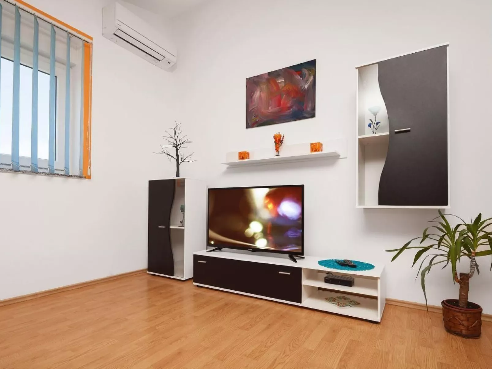 Mit Jacuzzi in Villa mit Parkplatz-Binnen