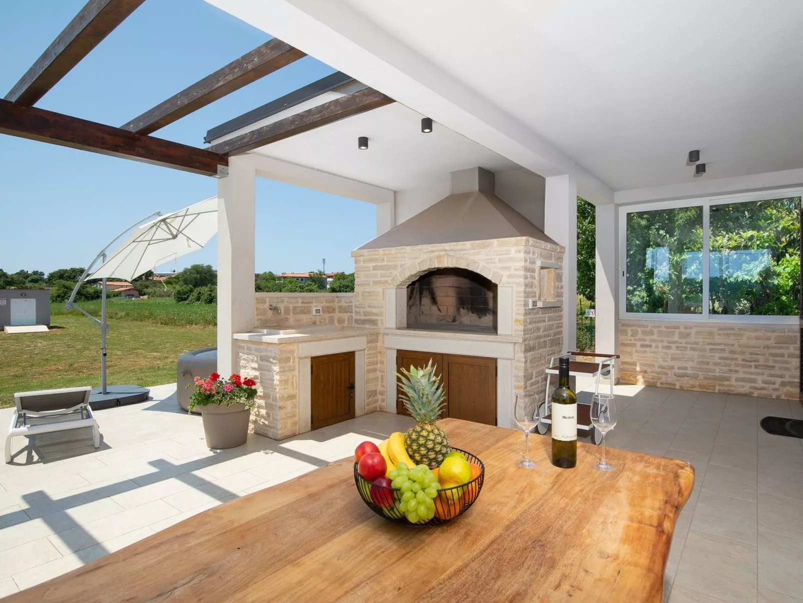 In Pomer mit Parkplatz-Buiten