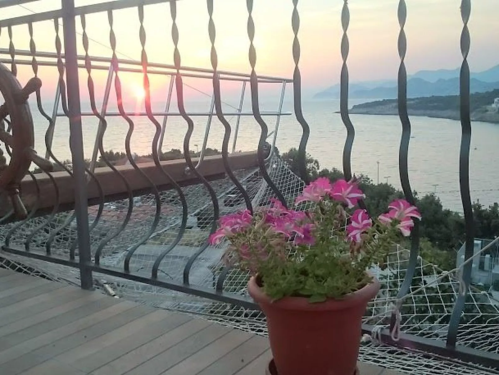 Gemütliche Wohnung mit Meerblick vom Balkon aus-Buiten
