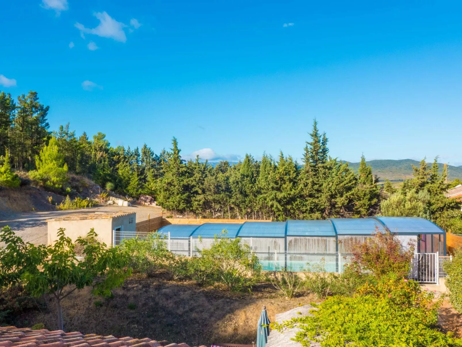 Komfortables Ferienhaus mit Privatpool-Buiten