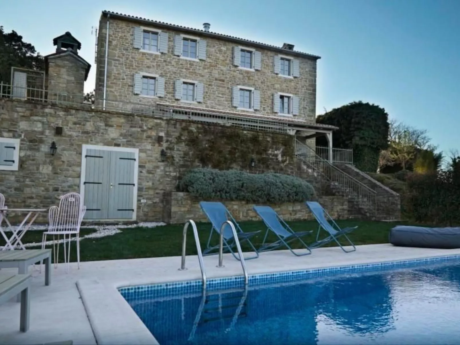 In Kostanjica mit Grill, Terrasse und Garten-Buiten