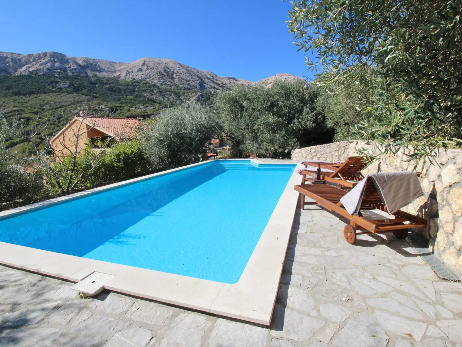 Renoviertes Steinhaus mit Garten und Pool ideal für ein erholsamen Urlaub-Buiten