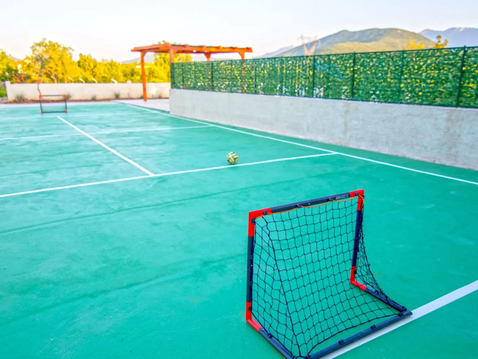 In Opanci mit beheiztem Pool, Parkplatz-Buiten