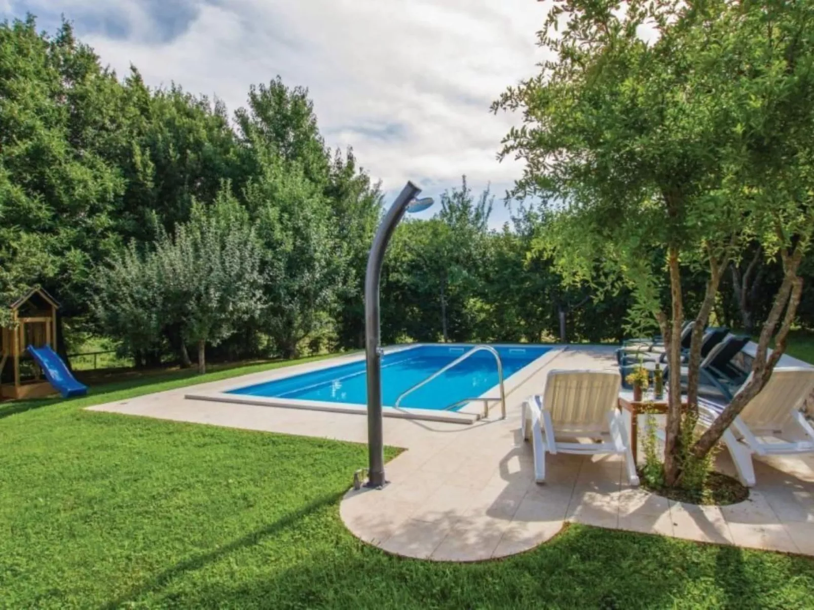 Gemütliches Ferienhaus in Ružići mit Offenem Kamin-Buiten